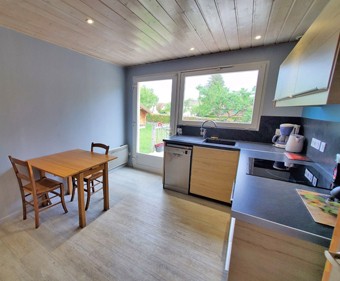 Gite 1 cuisine  avec porte donnant sur terrasse 