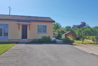 Gite LES MARMITES devant maison redim
